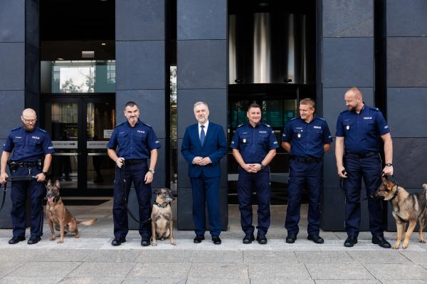 Nagrody od Marszałka dla najlepszych policyjnych przewodników psów służbowych- kliknij aby powiększyć