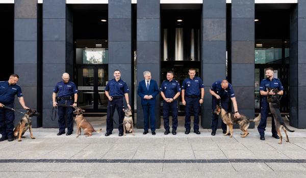 Nagrody od Marszałka dla najlepszych policyjnych przewodników psów służbowych- kliknij aby powiększyć