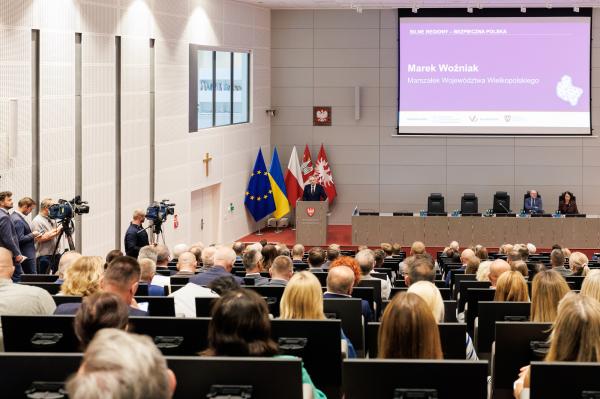 Obrady otworzył Marek Woźniak, Marszałek Województwa Wielkopolskiego. - kliknij aby powiększyć
