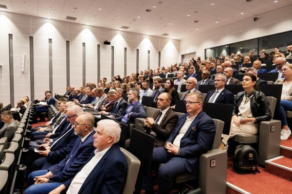 Do udziału w konferencji zaproszenie przyjęło kilkuset samorządowców. - kliknij aby powiększyć