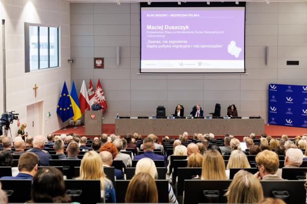 Przedstawiciel MSWiA zaprezentował politykę migracyjną obecnego rządu – zrealizowane działania, a także plany na najbliższą przyszłość. - kliknij aby powiększyć