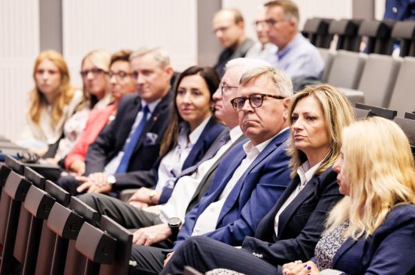 Uczestnicy konferencji w Sali Sesyjnej Urzędu Marszałkowskiego w Poznaniu.- kliknij aby powiększyć