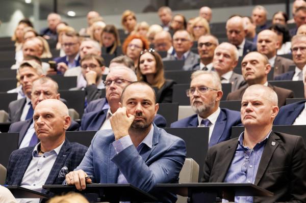 Konferencja: Silne regiony – bezpieczna Polska. Rola samorządów w przeciwdziałaniu zagrożeniom i utrzymaniu bezpieczeństwa państwa.- kliknij aby powiększyć