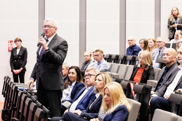 Pytanie zadaje Prezydent Jacek Jaśkowiak.- kliknij aby powiększyć