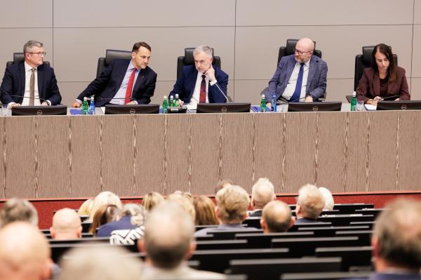 Konferencja: Silne regiony – bezpieczna Polska. Rola samorządów w przeciwdziałaniu zagrożeniom i utrzymaniu bezpieczeństwa państwa.- kliknij aby powiększyć