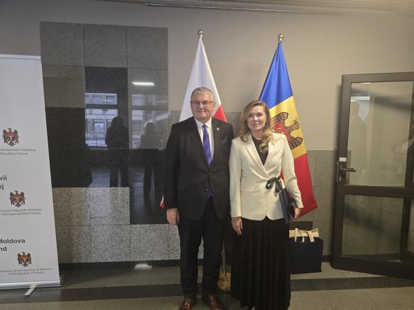 Krzysztof Grabowski, Wicemarszałek Województwa Wielkopolskiego oraz Violeta Agrici, Ambasador Nadzwyczajna i Pełnomocna Republiki Mołdawii w Warszawie. - kliknij aby powiększyć