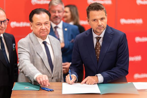 Sygnatariuszami stanowiska przedstawiciele województw mazowieckiego, dolnośląskiego, pomorskiego, śląskiego i wielkopolskiego oraz Warszawy, Gdańska, Katowic, Poznania i Wrocławia- kliknij aby powiększyć