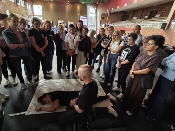 12 września w Liskowie ponad 200 osób uczestniczyło w pierwszych w Polsce zajęciach skierowanych do Kół Gospodyń Wiejskich, poświęconych kompleksowemu szkoleniu zasad i umiejętności udzielania pierwszej pomocy.- kliknij aby powiększyć
