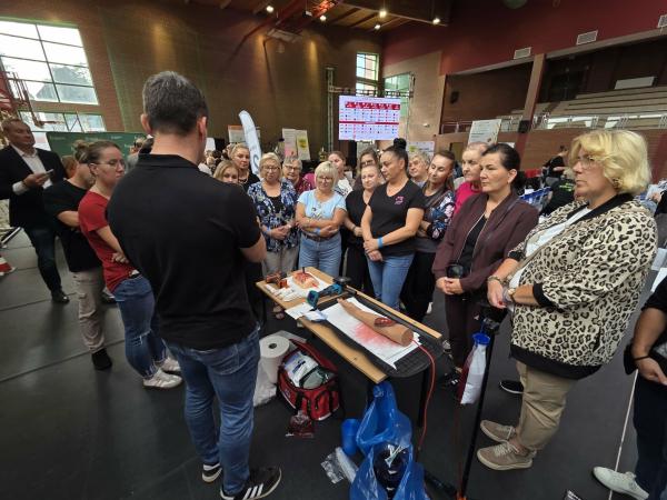 Spotkanie w Hali Sportowo-Widowiskowej w Liskowie rozpoczęła cześć teoretyczna, następnie uczestnicy przystąpili do zajęć praktycznych i ćwiczeń- kliknij aby powiększyć