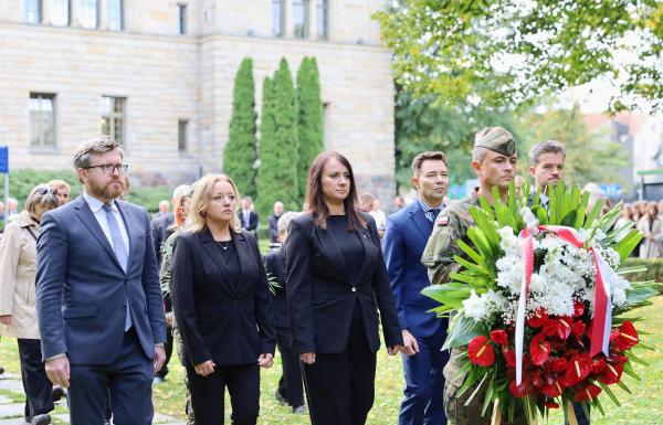 Wiązankę składają przedstawiciele władz regionalnych. - kliknij aby powiększyć
