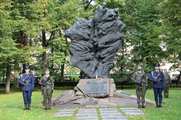 Pomnik Ofiar Katynia i Sybiru przy Zamku Cesarskim.- kliknij aby powiększyć