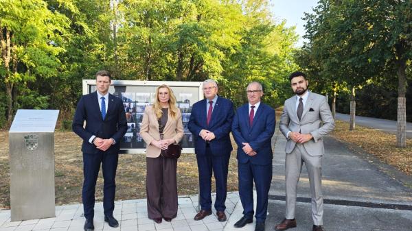 Wizyta miała również wymiar symboliczny. Delegacja odwiedziła miejsca pamięci związane z konfliktem bałkańskim lat 90. - kliknij aby powiększyć