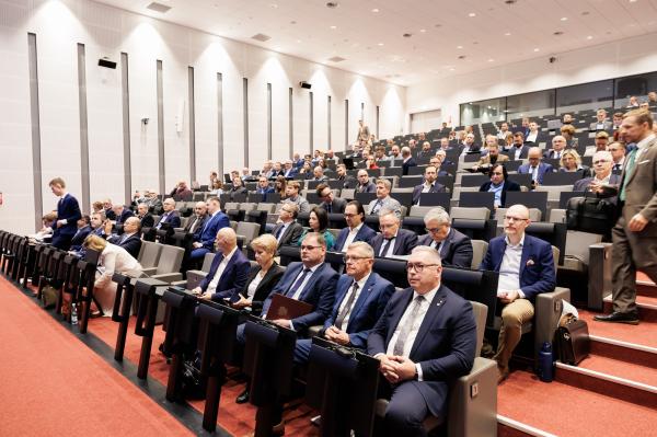 Konferencję poświęconą łańcuchowi dostaw i wartości energetyki jądrowej organizuje Samorząd Województwa Wielkopolskiego, we współpracy z Polskimi Elektrowniami Jądrowymi  (PEJ), Bechtel Polska, Westinghouse Electric Poland oraz Izbą Gospodarczą Energetyki i Ochrony Środowiska (IGEOS) Nuclear- kliknij aby powiększyć