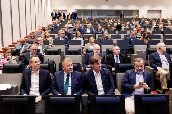 Na wydarzenie składają się dwa dni prelekcji, paneli, warsztatów, konsultacji oraz strefa wystawienniczo-informacyjnej- kliknij aby powiększyć