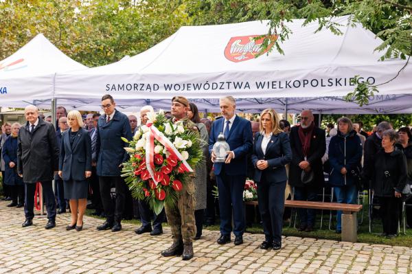 W imieniu Wielkopolan kwiaty złożyli Marek Woźniak, Marszałek Województwa Wielkopolskiego, Henryk Józefowski, Prezes Światowego Związku Żołnierzy Armii Krajowej Okręg Wielkopolska, Karolina Fabiś Szulc, pierwsza Wicewojewoda Wielkopolska, Tatiana Sokołowska, Przewodnicząca Sejmiku Województwa Wielkopolskiego, Łukasz Kapustka, Wiceprzewodniczący Rady Miasta Poznania, Elżbieta Nawrocka, Członek Zarządu Powiatu Poznańskiego, Stanisław Tamm, Sekretarz Miasta Poznania.- kliknij aby powiększyć