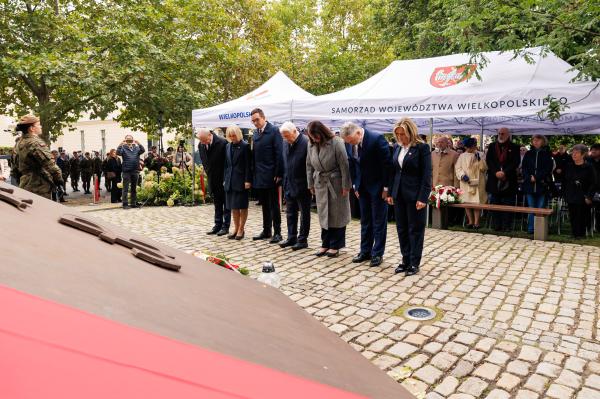 W imieniu Wielkopolan kwiaty złożyli Marek Woźniak, Marszałek Województwa Wielkopolskiego, Henryk Józefowski, Prezes Światowego Związku Żołnierzy Armii Krajowej Okręg Wielkopolska, Karolina Fabiś Szulc, pierwsza Wicewojewoda Wielkopolska, Tatiana Sokołowska, Przewodnicząca Sejmiku Województwa Wielkopolskiego, Łukasz Kapustka, Wiceprzewodniczący Rady Miasta Poznania, Elżbieta Nawrocka, Członek Zarządu Powiatu Poznańskiego, Stanisław Tamm, Sekretarz Miasta Poznania.- kliknij aby powiększyć