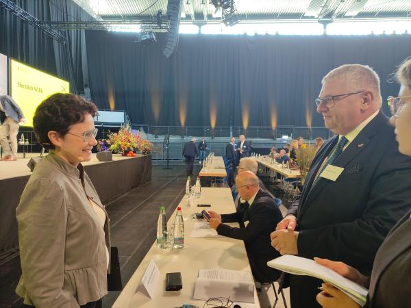 2 października 2026 r. w Stuttgarcie, na zaproszenie Ministry ds. Obszarów Wiejskich, Rolnictwa i Tożsamości Regionalnej Kraju Związkowego Badenia-Wirtembergia Marion Gentges delegacja Województwa Wielkopolskiego wzięła udział w Międzynarodowym Kongresie poświęconym polityce rolnej - kliknij aby powiększyć