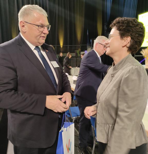 2 października 2026 r. w Stuttgarcie, na zaproszenie Ministry ds. Obszarów Wiejskich, Rolnictwa i Tożsamości Regionalnej Kraju Związkowego Badenia-Wirtembergia Marion Gentges delegacja Województwa Wielkopolskiego wzięła udział w Międzynarodowym Kongresie poświęconym polityce rolnej - kliknij aby powiększyć