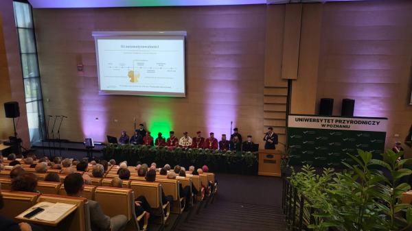Na zakończenie odbył się wykład inauguracyjny pt. Ostatnia instytucja, która sprawdza. Uniwersytet w świecie danych, algorytmów i nadmiaru informacji, który wygłosił prof. UPP dr hab. Krzysztof Koszela.- kliknij aby powiększyć
