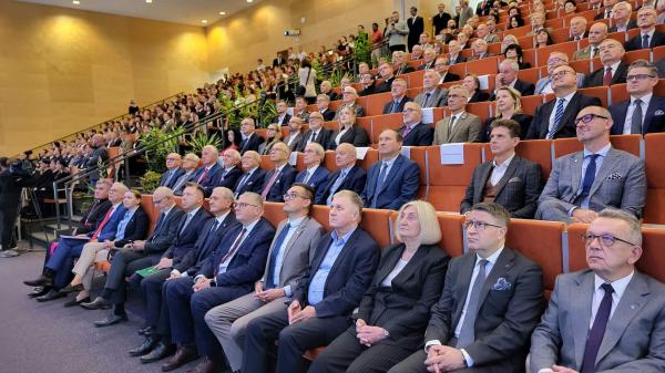 W inauguracji uczestniczyli m.in. samorządowcy, duchowni, przedstawiciele instytucji wspierających Uniwersytet, profesorzy, doktorzy, byli pracownicy i absolwenci. - kliknij aby powiększyć