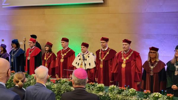 Inaugurację rozpoczęło odśpiewanie Hymnu Państwowego raz pieśni Gaude Mater Polonia. - kliknij aby powiększyć
