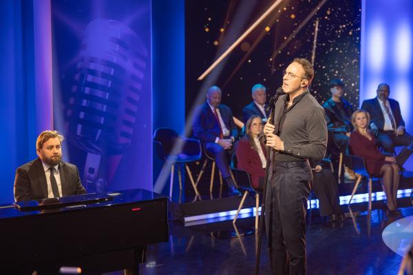 Występ artystyczny Sławka Uniatowskiego.- kliknij aby powiększyć