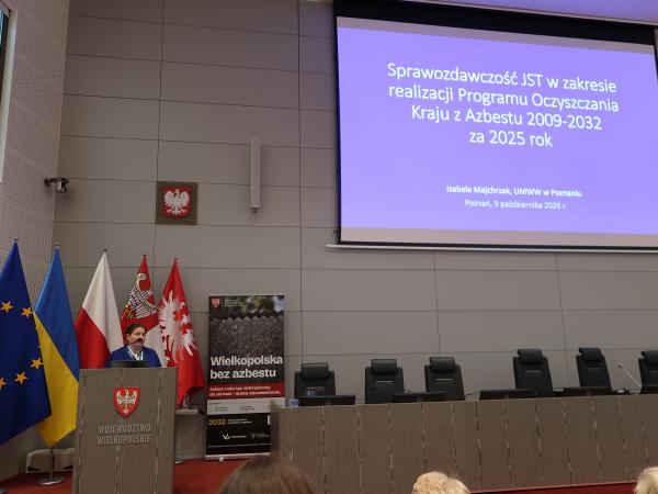 Pani Izabela Majchrzak podczas prezentacji Realizacja Programu Oczyszczania Kraju z Azbestu gmin i powiatów w Województwie Wielkopolskim w roku 2025- kliknij aby powiększyć