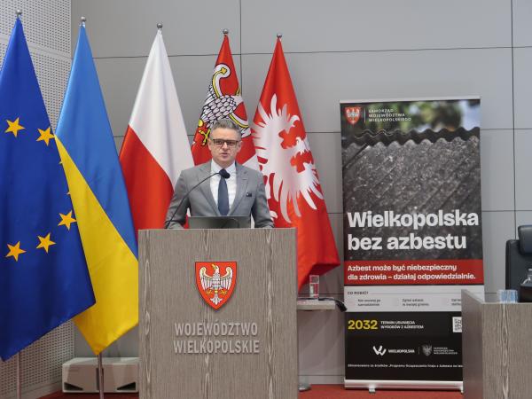 Pan Rafał Ratajczak – Prezes Zarządu WFOŚiGW w Poznaniu - podczas prezentacji Finansowanie przedsięwzięć związanych z usuwaniem azbestu- kliknij aby powiększyć