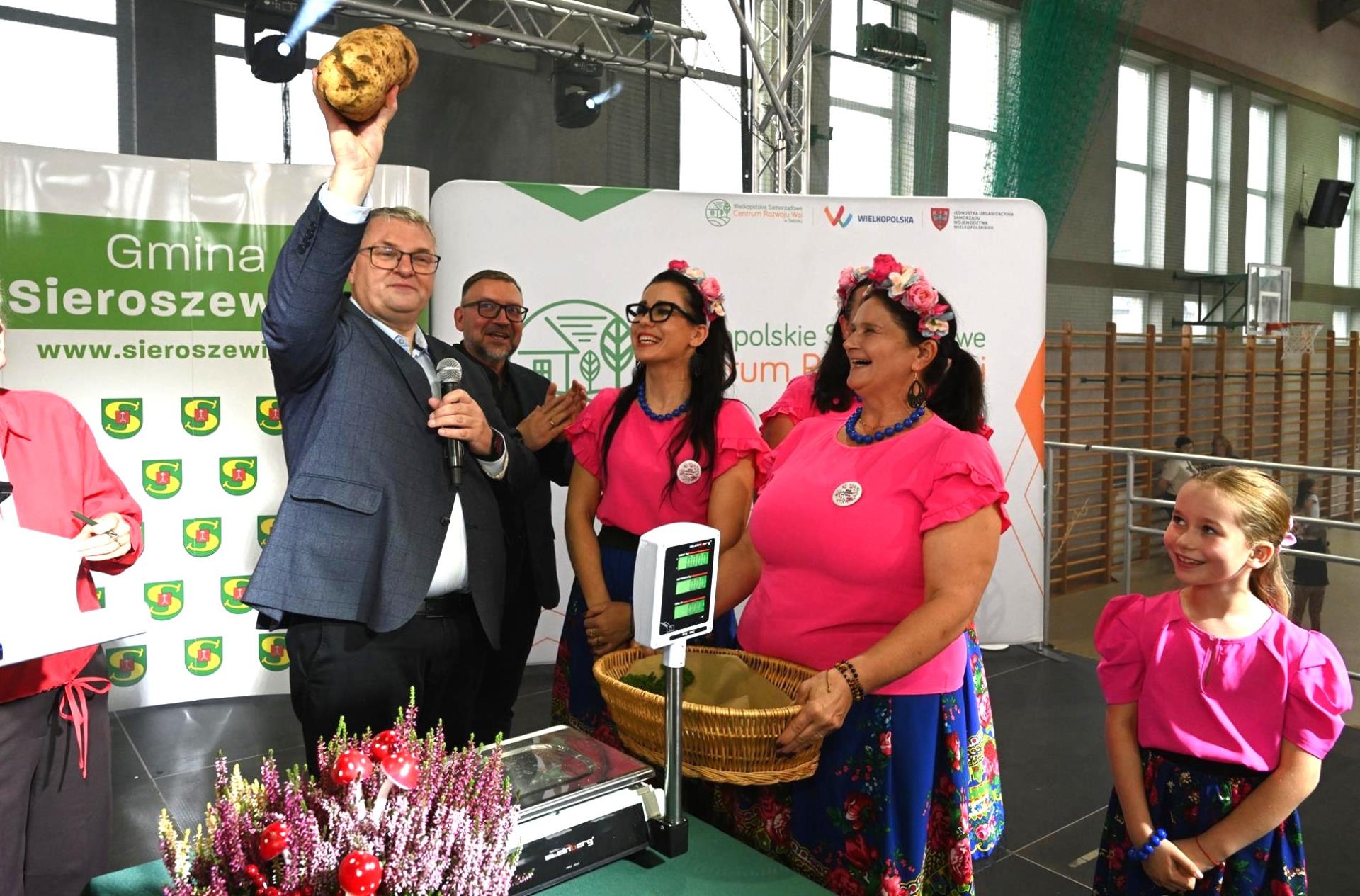 Dwuipółkilogramowa pyra gigant oraz knedle ze śliwkami najlepszymi w ziemniaczanej  - zobacz więcej
