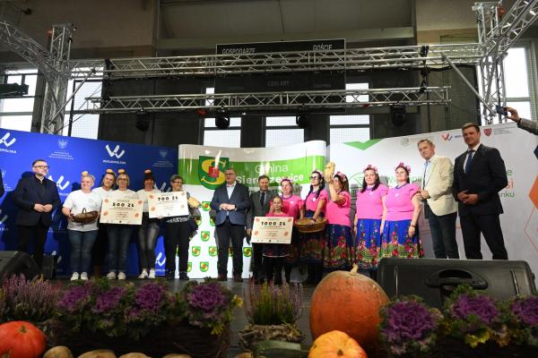 Dwuipółkilowa pyra gigant oraz knedle ze śliwkami najlepszymi w ziemniaczanej rywalizacji w Sieroszewicach- kliknij aby powiększyć