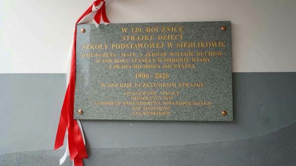 Obchody 120. rocznicy strajku 49 dziewcząt przeciwko germanizacji w szkole w Siedlikowie.- kliknij aby powiększyć