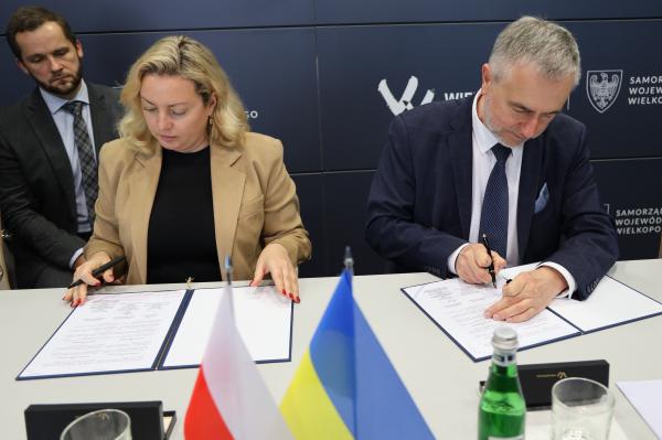 W piątek 16 października 2026 roku Marek Woźniak, Marszałek Województwa Wielkopolskiego i Tetiana Jehorowa-Łucenko, Przewodnicząca Charkowskiej Rady Obwodowej podpisali umowę darowizny na zestaw komponentów modularnych protez podudzia, który będzie wykorzystany przez ukraińskich pacjentów. - kliknij aby powiększyć