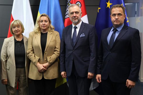 W piątek 16 października 2026 roku Marek Woźniak, Marszałek Województwa Wielkopolskiego i Tetiana Jehorowa-Łucenko, Przewodnicząca Charkowskiej Rady Obwodowej podpisali umowę darowizny na zestaw komponentów modularnych protez podudzia, który będzie wykorzystany przez ukraińskich pacjentów. - kliknij aby powiększyć