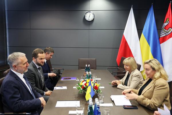 W piątek 16 października 2026 roku Marek Woźniak, Marszałek Województwa Wielkopolskiego i Tetiana Jehorowa-Łucenko, Przewodnicząca Charkowskiej Rady Obwodowej podpisali umowę darowizny na zestaw komponentów modularnych protez podudzia, który będzie wykorzystany przez ukraińskich pacjentów. - kliknij aby powiększyć