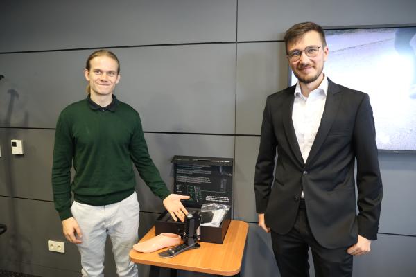 W piątek 16 października 2026 roku Marek Woźniak, Marszałek Województwa Wielkopolskiego i Tetiana Jehorowa-Łucenko, Przewodnicząca Charkowskiej Rady Obwodowej podpisali umowę darowizny na zestaw komponentów modularnych protez podudzia, który będzie wykorzystany przez ukraińskich pacjentów. - kliknij aby powiększyć