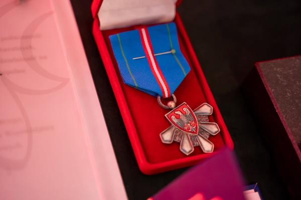 Odznaka Honorowa Za zasługi dla województwa wielkopolskiego. - kliknij aby powiększyć