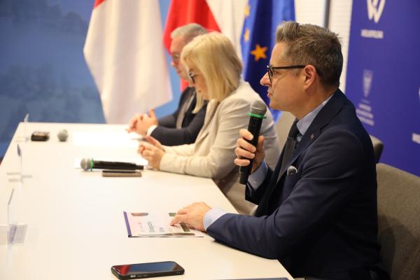 Przemawia Rafał Ratajczak, Prezes Zarządu Wojewódzkiego Funduszu Ochrony Środowiska i Gospodarki Wodnej w Poznaniu.- kliknij aby powiększyć