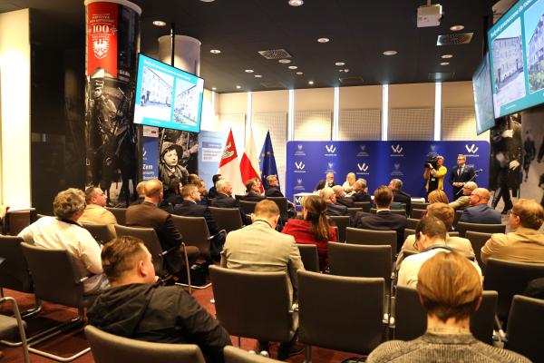Szesnaście gmin z Wielkopolski odebrało 30 października 2026 w Urzędzie Marszałkowskim w Poznaniu decyzje o przyznaniu dotacji w ramach pilotażowego programu Ekologiczna Wieś- kliknij aby powiększyć