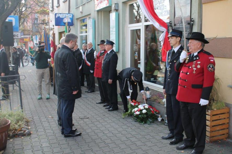 Marszałek zapalił znicz pamięci w Mosinie i Śremie - zobacz więcej