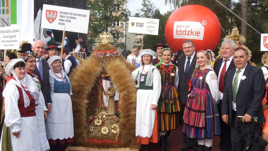 Wieniec województwa wielkopolskiego nagrodzony podczas Dożynek Prezydenckich w Spale  - zobacz więcej