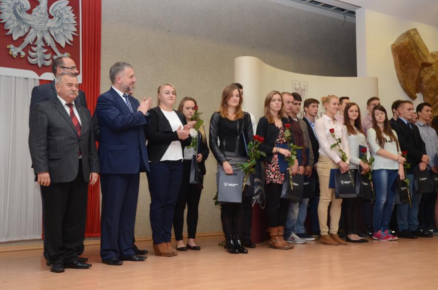Marszałek Woźniak wręczył stypendia dla 60 młodych sportowców  - zobacz więcej