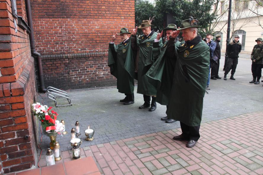Akcja zapal „Znicz pamięci”. Marszałek Woźniak oddał hołd pomordowanym wrześnianom  - zobacz więcej