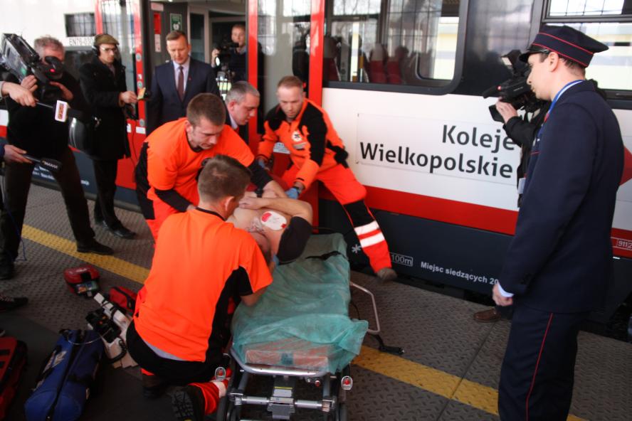 Defibrylatory we wszystkich pociągach Kolei Wielkopolskich - zobacz więcej