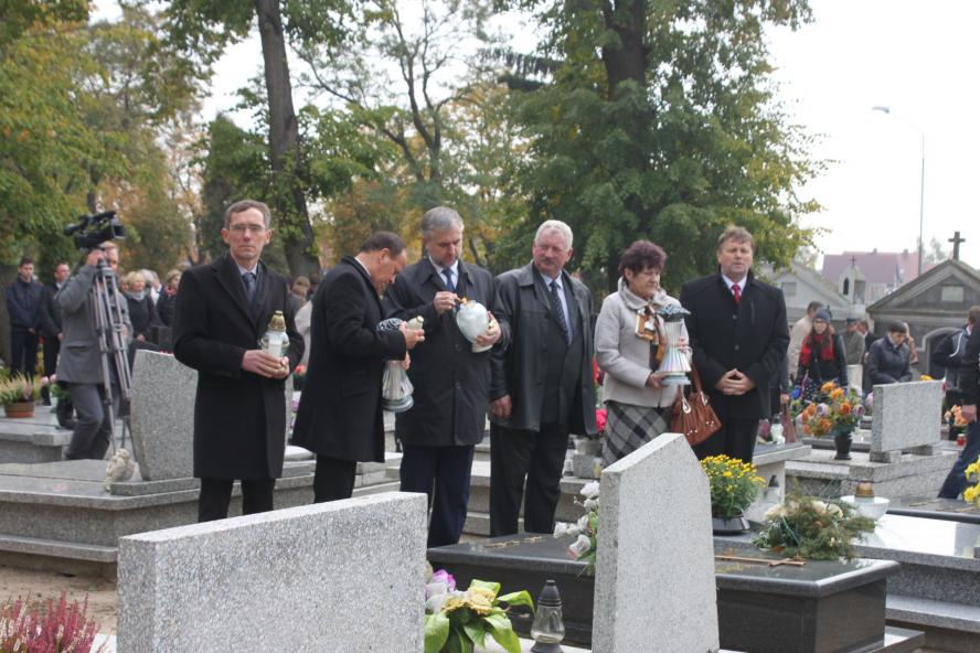 Marszałek zapalił Znicz Pamięci - zobacz więcej