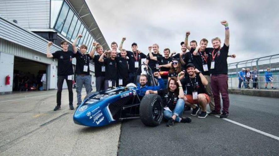 Bolid Formuły Student w Urzędzie Marszałkowskim  - zobacz więcej