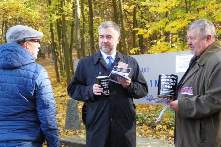 Marszałek Woźniak kwestował na wileńską Rossę - zobacz więcej