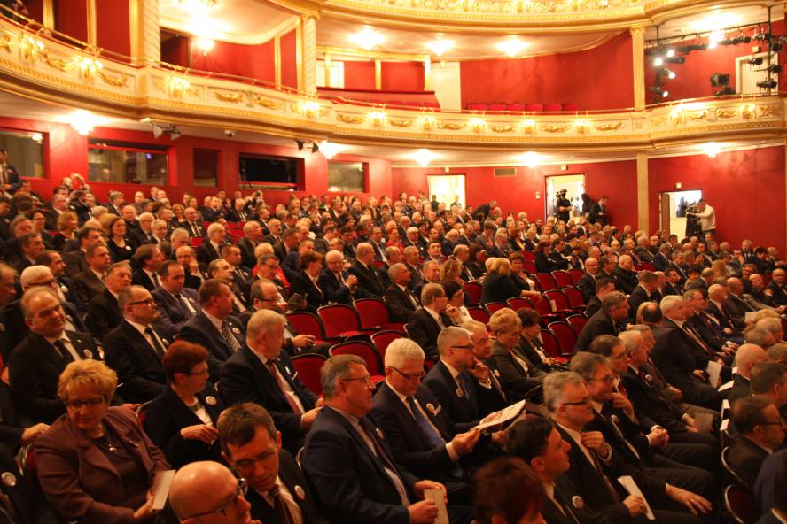 Sejmik Województwa Wielkopolskiego uczcił 1050. rocznicę Chrztu Polski uroczystą sesją - zobacz więcej