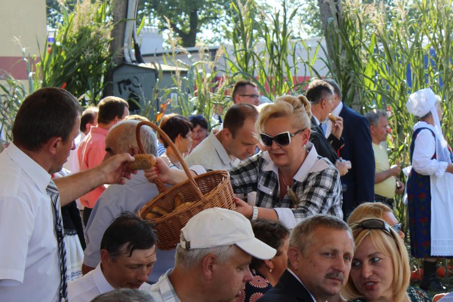 Chleb podzielony wśród uczestników Wielkopolskich Dożynek w Liskowie! - zobacz więcej