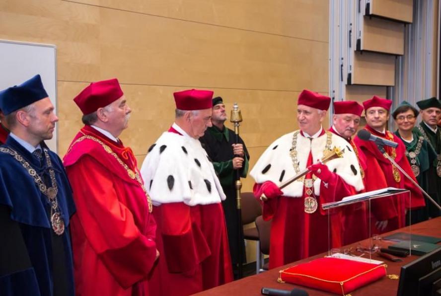 ODZNACZENIE HONOROWE DLA PROF. GRZEGORZA SKRZYPCZAKA - zobacz więcej