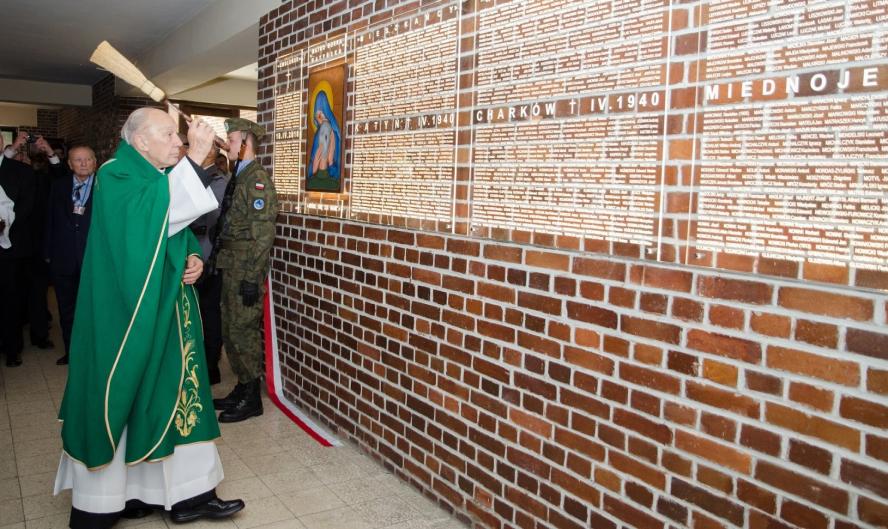 Tablica pamięci ofiar zbrodni katyńskiej - zobacz więcej